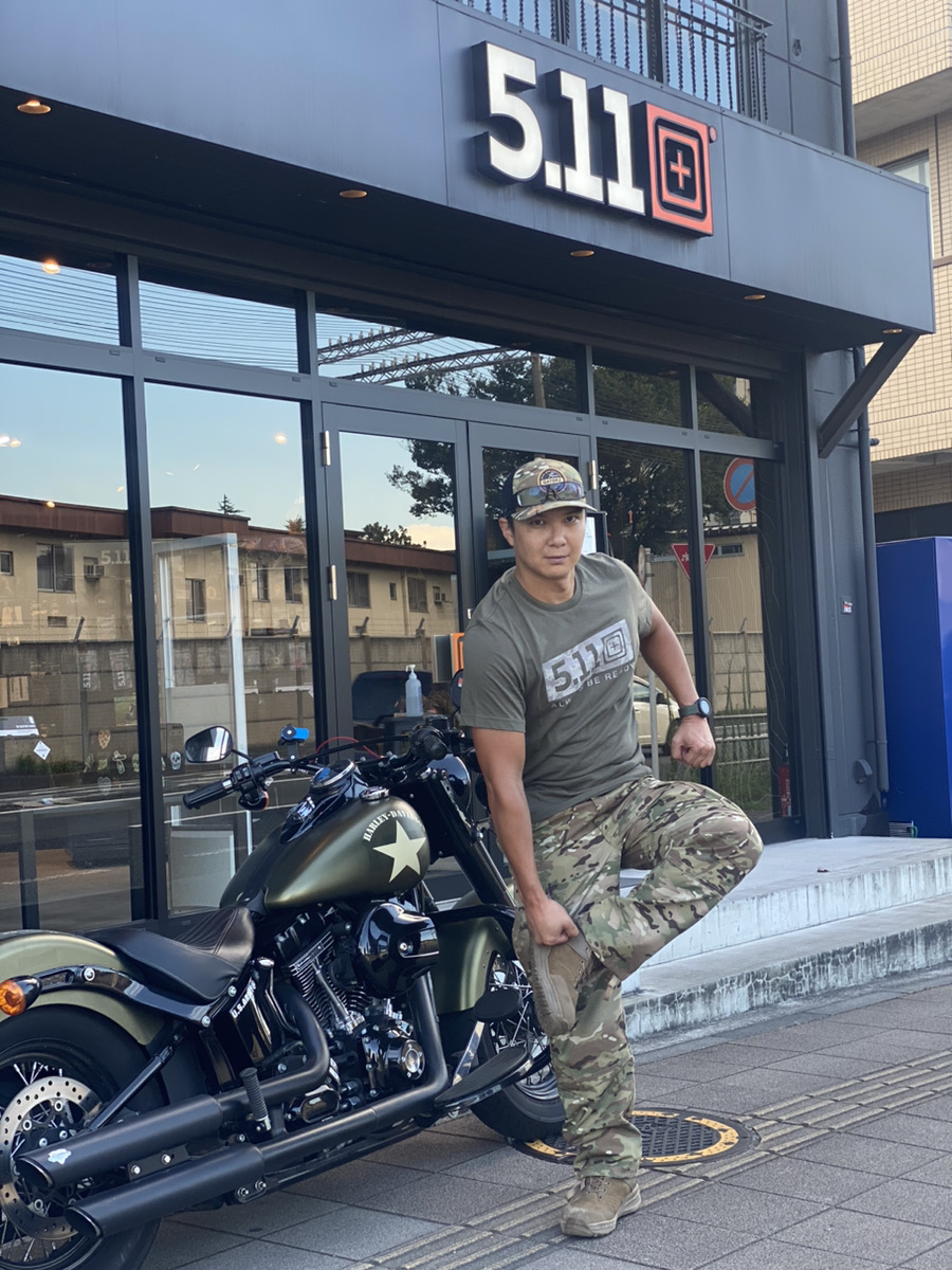 511_tky's tweet image. 仮面ライダーキバ 
襟立健吾役の@Syatetubaseki熊井幸平さんがご来店！
ご購入いただいたアトモス ロゴ Tが最高に似合っております😆
バイクもかっこよすぎる😇
普段から5.11商品を使っていただいており感謝です！
貴重な変身ポーズもいただきました！
#仮面ライダーキバ
#仮面ライダーイクサ