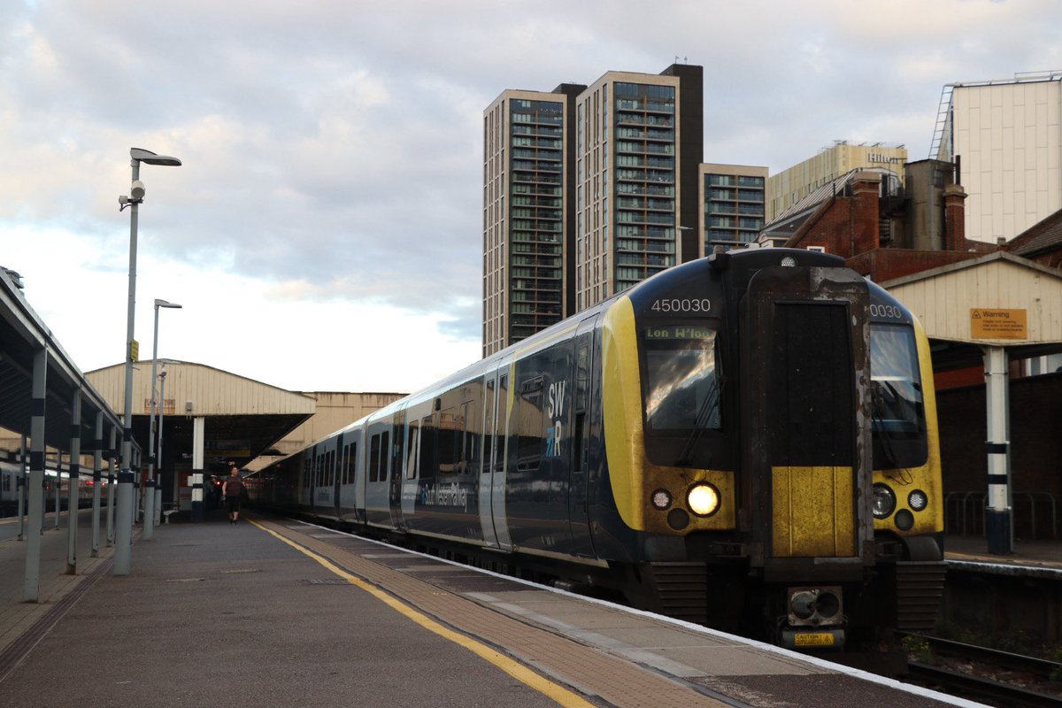 Next was 450030 and 450040 from Woking. I originally planned to catch these all the way up to Waterloo as they worked 1P14, but en-route a better plan emerged!