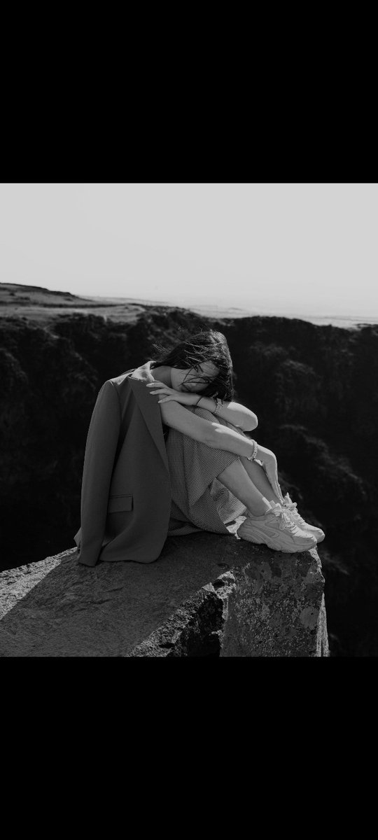 आज सुबह आंख खुलते ही 
जो तुम्हारी प्यारी सी मुस्कराहट देखी थी 

अगर उस मुस्कराहट और मुझसे दूरी का कोई नाता है 
तो मैं तुमसे हजार जनम भी दूर रह सकती हूं 

सिर्फ तुम्हारी 
#zindagi