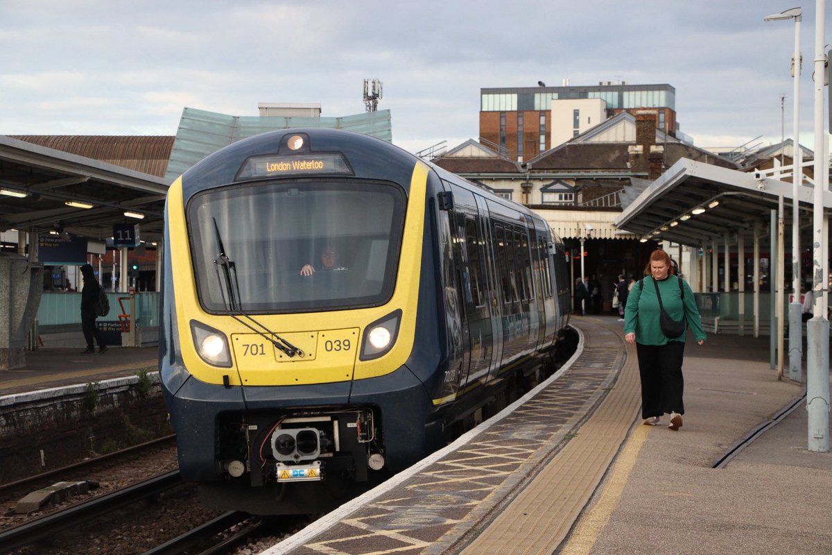 Decided to jump off 1P14 at Clapham to hop onboard 701039 and surprise <a href="/EthanAfro/">Ethan</a> on his way into the capital.

Catching 2H10 the one stop to Vauxhall seemed like a great idea until we got down there and found out nobody was allowed into the Tube station!