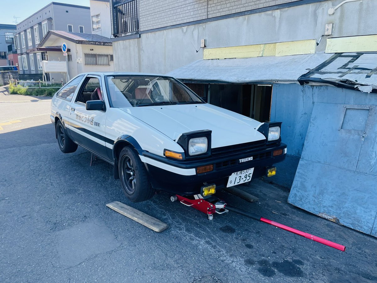 GT_APEX_AE86's tweet photo. ハチロクちゃんのエンジントラブル継続中です。
ナカヤマさんに診てもらいました。空燃比計をつけてもらうとアイドリングで空燃比25.0〜30.0を表示しどこかから空気吸っていると。スロットルが怪しいかもと開けるとシャフトが折れてネジがありませんでした。 https://t.co/1KxsnL7zyO