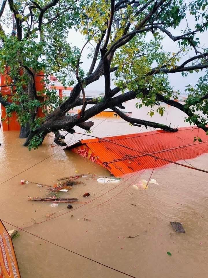 Prayagraj’s #LeteHanuman ji fully immersed in Maa Ganga as she comes to visit him!!! She will return in a few days after she does his darshans and showers her love on him!!! #SanatanDharm