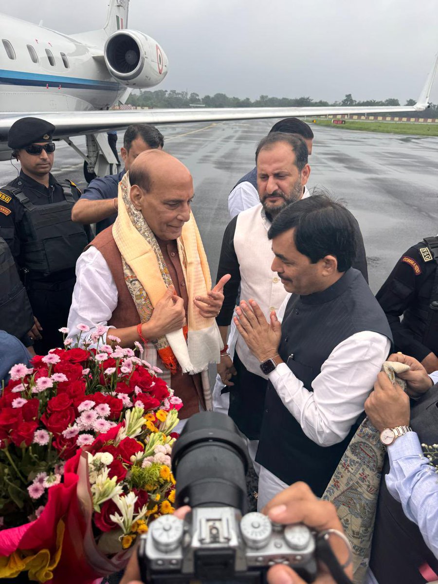 Syed Shahnawaz Hussain (@shahnawazbjp) on Twitter photo वरिष्ठ भाजपा नेता और माननीय रक्षा मंत्री श्री राजनाथ सिंह जी के बिहार आगमन पर पटना एयरपोर्ट पर उनका स्वागत किया ।
<a href="/rajnathsingh/">Rajnath Singh</a> वरिष्ठ भाजपा नेता और माननीय रक्षा मंत्री श्री राजनाथ सिंह जी के बिहार आगमन पर पटना एयरपोर्ट पर उनका स्वागत किया ।
<a href="/rajnathsingh/">Rajnath Singh</a>