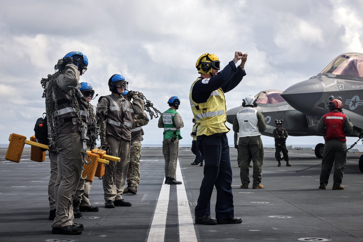 🇬🇧&amp; 🇺🇸 

UK F-35B and USMC jets operating side by side on a busy <a href="/HMSPWLS/">HMS Prince of Wales</a> flight deck - seamless integration in action.

#CSG25 #OpHighmast