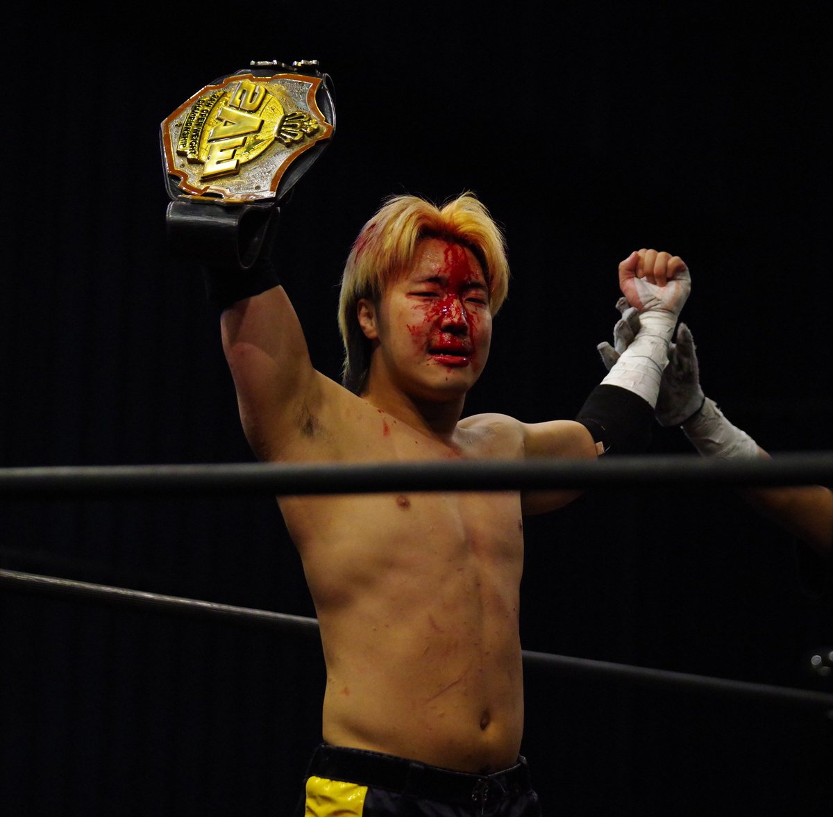 ジャーマンから拡声器で「このバカチンガー！」とダイビングバカチンガーエルボーを放ち、若松選手勝利。
若松選手が一枚上だったな。
#haveanicedie