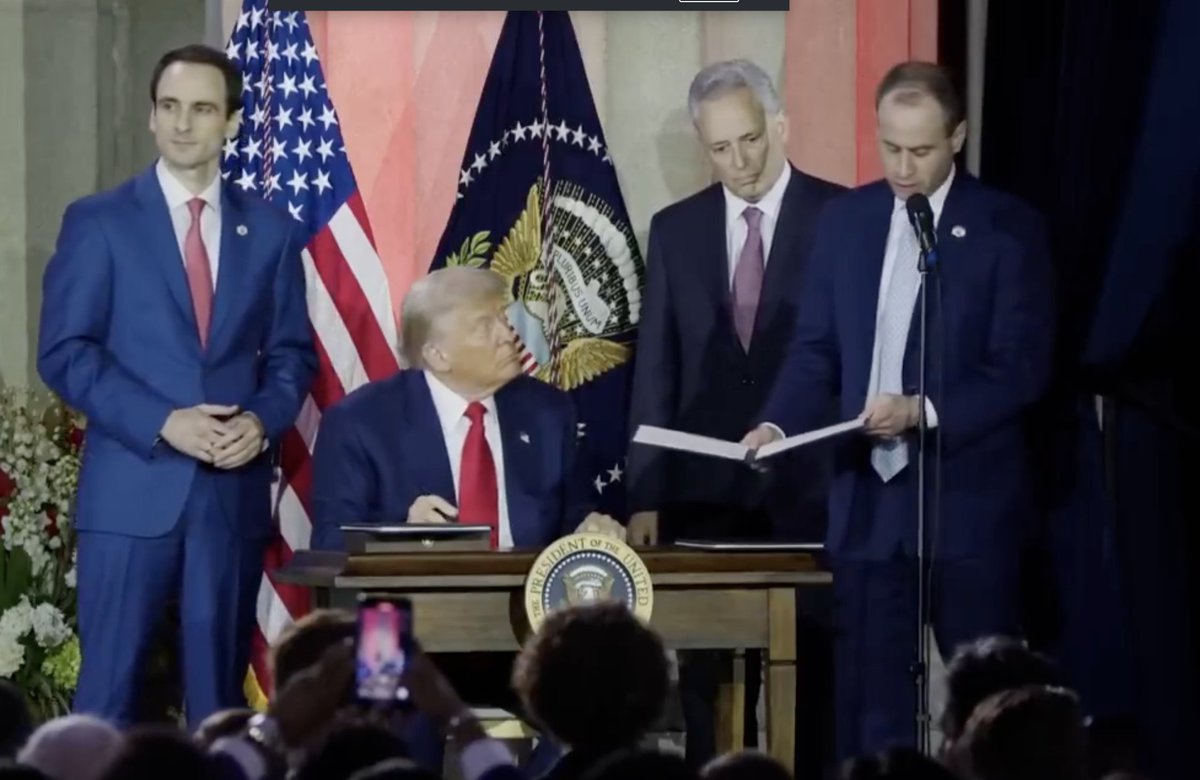 Personne n'en parle, mais Trump vient de signer LE décret qui va tout changer pour l'IA.  

Les data centers deviennent "priorité nationale" avec des milliards à la clé.  

Voici pourquoi c'est énorme (et ce que ça change concrètement) 👇🧵