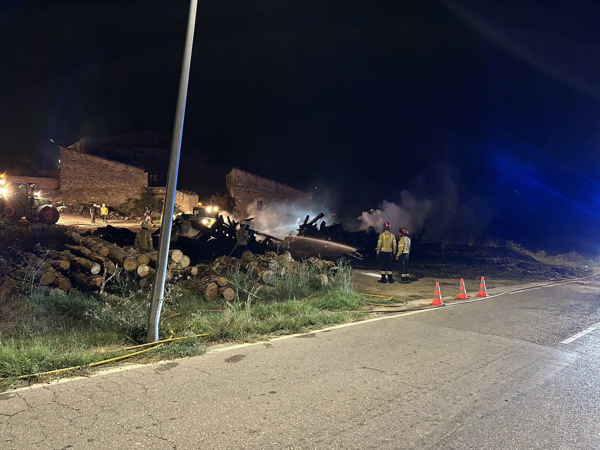 Ahir al vespre, ensurt a Les Vives. 
Incendi força aparatós i molt virulent a l’exterior del Mas. 
Ràpida actuació de l’ADF, que amb <a href="/bomberscat/">Bombers</a>, <a href="/policiasvc/">Policia SVCastellet</a> i Proteccio Civil, van extingir l’incendi.