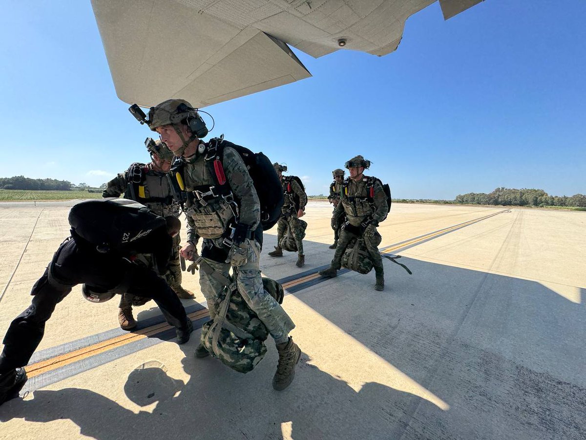 EjercitoTierra's tweet photo. ☀️#Buenosdías. Empezamos este #sábado con la Compañía de Reconocimiento Avanzado #CRAV de la #BRIPAC, que ha participado en la Base Naval de #Rota, en el ejercicio "FALLING THUNDER", junto al Ejército de EE.UU. @USArmy para perfeccionar las capacidades de inserción paracaidista.
¡No te pierdas estás imágenes 📷! ¡Y si queréis ver el VÍDEO, en nuestro Canal de WhatsApp! https://t.co/nHl1JjjEEb
#SomosTuEjército 🇪🇸