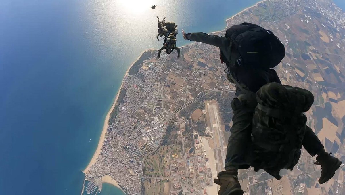 EjercitoTierra's tweet photo. ☀️#Buenosdías. Empezamos este #sábado con la Compañía de Reconocimiento Avanzado #CRAV de la #BRIPAC, que ha participado en la Base Naval de #Rota, en el ejercicio "FALLING THUNDER", junto al Ejército de EE.UU. @USArmy para perfeccionar las capacidades de inserción paracaidista.
¡No te pierdas estás imágenes 📷! ¡Y si queréis ver el VÍDEO, en nuestro Canal de WhatsApp! https://t.co/nHl1JjjEEb
#SomosTuEjército 🇪🇸