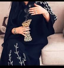 المطنوخــه الي رأسها من خِلقة الله فوق
سعـوديه ولي هيبة حضور وديني الاســلام
وزودٍ فـوق هــذا ربعي عتيبه وسـاسي روق
عسى من لامني في رفع راسي يلعن وينلام