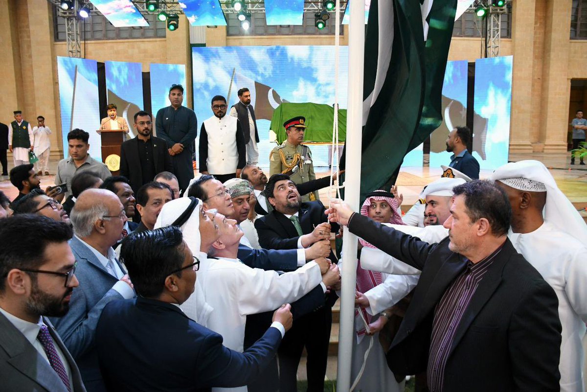 گورنر ہاؤس میں ماہ آزادی کی تقریبات کا آغاز پرچم کُشائی کی تقریب سے کردیا گیا ۔

تقریب میں چئیرمین ڈاکٹر خالد مقبول صدیقی ، سینئیر رہنما ڈاکٹر فاروق ستار ، سید امین الحق ، انیس احمد قائمخانی ،مختلف ممالک کے مندوبین ، اراکین قومی وصوبائی اسمبلی ، بزنس مین --