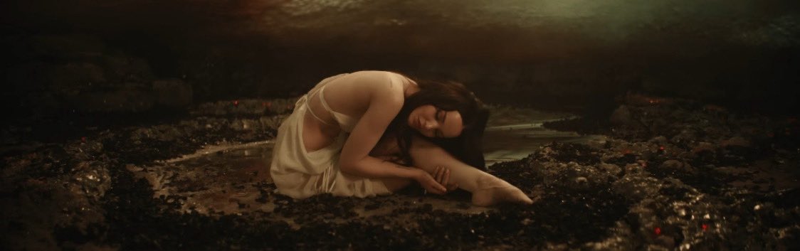 Sentada frente al portal del santuario conmemorativo que se había hecho en honor a esa batalla en New York y las almas perdidas en aquel enfrentamiento.

Aún con la mirada perdida, era capaz de leer cada una de las inscripciones: nombres con historias, con familias ( … )