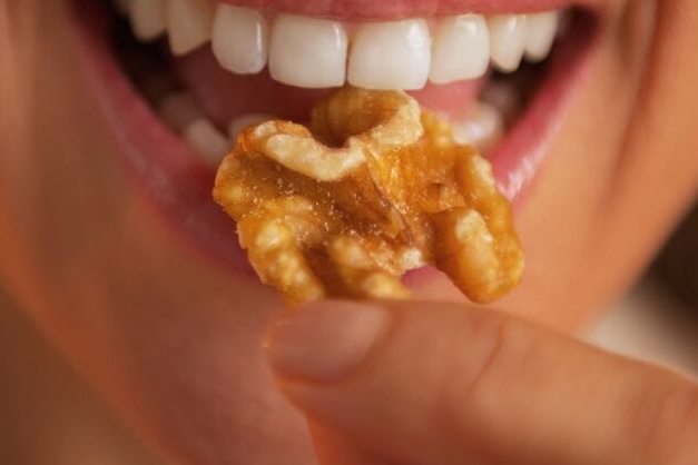 Walnuts: protein, fiber, calcium, and omega-3s for heart and brain health.
vegnews.com/health-benefit…