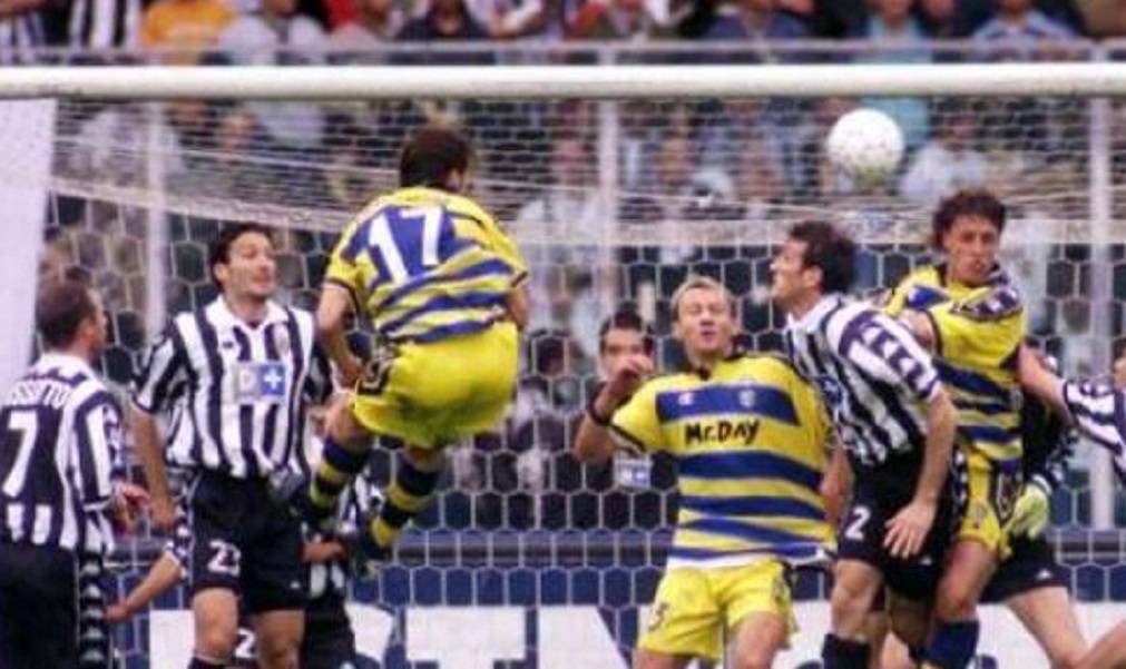 Maggio 2006. De Santis sta per volare al Mondiale in Germania come "miglior arbitro" italiano ma scoppia Calciopoli: fine dell'avventura mondiale e fine della sua carriera di arbitro
Ex agente di custodia, assieme a Fabiani - pure lui ex agente di custodia e pure lui uomo di