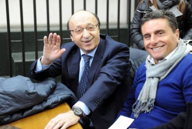 ZZiliani's tweet photo. Maggio 2006. De Santis sta per volare al Mondiale in Germania come "miglior arbitro" italiano ma scoppia Calciopoli: fine dell'avventura mondiale e fine della sua carriera di arbitro
Ex agente di custodia, assieme a Fabiani - pure lui ex agente di custodia e pure lui uomo di Moggi - faceva, come raccontò Nucini, il reclutatore di arbitri per la Cupola con tanto di cerimonia di iniziazione in un albergo di Roma e consegna della scheda Gsm per gestire i contatti con Big Luciano: l'AIA lo aveva selezionato come il miglior arbitro italiano per Germania 2006, e già questo ci fa capire che cosa sia, davvero, l'AIA

L’11 maggio 2006, a scandalo di Calciopoli esploso da pochi giorni, per https://t.co/JWBmVAk3lN scrissi un articolo intitolato “Nessun De Santis in Paradiso”. Lo scrissi prim’ancora che si mettesse in moto la macchina giudiziaria del processo sportivo e di quello penale: per darvi un’idea, quando mi misi al computer a scrivere il pezzo l’arbitro De Santis era in procinto di fare le valigie alla volta della Germania, selezionato dall’AIA quale “miglior arbitro” del movimento (e visto com’era il movimento, non c’è dubbio che lui fosse il più bravo), perfetto per rappresentare l’Italia del pallone al campionato del mondo 2006 che l’Italia avrebbe vinto in finale ai rigori contro la Francia.

Proprio a De Santis, al tema della cancrena del mondo arbitrale che l’indagine “Off Side” della Procura di Napoli portò alla luce in modo così agghiacciante ed eclatante - anche se non certo inaspettato, almeno per quanto mi riguardava - e alla scoperta di un mondo, quello arbitrale, che da tempo immemore era completamente alla mercé di Luciano Moggi e della Juventus dedicai questo articolo, uno dei mille che da quei lontani giorni ho scritto sull’argomento sentendomi sempre una pecora nera, visto che passata la bufera si tentò di far passare Calciopoli per un complotto ordito ai danni della Juventus. Ma questa è una storia che anche voi ormai conoscete alla perfezione. Se vi va di leggerlo, il pezzo su De Santis fiore all’occhiello degli arbitri italiani e Moggi che reclutava le nuove leve arbitrali con tanto di cerimonia di iniziazione, è questo.

"Per chi si fosse perso le ultimissime, contrordine: Massimo De Santis, l’arbitro di Roma che il nostro Apparato aveva scelto per rappresentare l’Italia ai Mondiali, l’erede designato di Pierluigi Collina, può già disfare le valigie perchè per la Germania non partirà nemmeno. Anzi, il fiore all’occhiello dei designatori Pairetto & Bergamo ieri e di Mattei oggi non solo non arbitrerà nessuna partita del Mondiale, ma probabilmente non arbitrerà più una partita in vita sua: al massimo potrà dirigere la sfida scapoli-ammogliati del condominio, sempre che le due squadre lo vogliano.

Benché la notizia non sia nè ufficiale nè ufficiosa, noi ve la diamo lo stesso (e accettiamo scommesse): la carriera di De Santis è finita. È finita perchè la Procura di Napoli ha scoperto cose, sul suo conto, che definire ributtanti è dire poco. Se volete farvene un’idea leggete oggi su Repubblica l’articolo a pagina 60 a firma Luca Fazzo. In soldoni (è proprio il caso di dirlo): assieme a Mariano Fabiani, fedelissimo di Moggi, ex direttore sportivo del Messina e prima del Genoa di cui De Santis è amico dai tempi in cui, assieme, facevano gli agenti di custodia, l’arbitro romano avrebbe svolto il compito di portare a termine gli arbitraggi che tutti ricordiamo (vi dice niente Chievo-Inter 2-2, stagione 2001-02?), ma anche - tenetevi forte - avrebbe avuto l’incarico di reclutare giovani arbitri desiderosi di “fare carriera”.

Sembra fantascienza, è vero, e vi chiediamo scusa. Invece è proprio quel che è successo in questi ultimi vergognosi anni del nostro calcio malato: verità spiattellata - e messa su dischetto - da un ex arbitro di Serie A, Danilo Lucini, che in un colloquio avuto con Facchetti e registrato a sua insaputa racconta come e quando fu avvicinato da De Santis e Fabiani, istruito sui vantaggi che la sua carriera avrebbe avuto grazie al nuovo rapporto col clan-Moggi, scortato al segretissimo incontro d’iniziazione nel tal albergo, rifornito addirittura di una scheda telefonica Gsm da utilizzare solo ed esclusivamente per i contatti da tenere con la Pia Organizzazione. Come si capirà, anche questo Nucini, protagonista del feuilleton, tutto dev’essere tranne che uno stinco di santo. E comunque è istruttivo arrivare alla fine della storia: con Nucini che un giorno - è il 14 gennaio 2001 - si distrae e fischia un rigore contro la Juventus (mani di Iuliano a 9 minuti dalla fine) mentre i bianconeri stanno battendo 1-0 il Bologna. Cruz, allora al Bologna, sbaglia il rigore; la Juve vince ma su Nucini si rovescia lo stesso l’ira funesta di Pairetto che squalifica lo sprovveduto arbitro per quattro domeniche e poi, perchè capisca bene, lo manda ad arbitrare solo partite di Serie B.

“Devi chiedergli scusa”, suggerisce qualche anima buona al malcapitato Nucini: che un giorno, vergognandosi, bussa alla porta del designatore preferito da Moggi e si cosparge il capo di cenere. Il Cardinal Pairetto, magnanimo, gli dà così un’altra chance e lo manda ad arbitrare Inter-Udinese. “Inter all’arrembaggio - racconta Nucini a Marco Mensurati di Repubblica -, io cerco di lasciar giocare ma a un certo punto Di Biagio fa un’entrata pericolosa e devo fischiare per forza. Lui si arrabbia, fa per togliersi la maglia e io gli dico: Gigi, guarda che se te la togli io ti devo ammonire, e lui lascia stare. Negli spogliatoi arriva il commissario e mi fa una scenata perchè non ho ammonito Di Biagio: dice che in tribuna c’era Pairetto che era del suo stesso avviso”.

Ancora Nucini: “Come funzionava? Funzionava che bisognava essere amici. E amici degli amici. E che se non eri amico degli amici eri un nemico. Tutto è impostato sulle decisioni di questi signori che gestiscono i rapporti in quel modo lì. Loro vogliono essere i papi e i re e devi cercare di accontentarli in campo e fuori. Il sistema è questo: o lo accetti o ti stritola”.

Per fortuna il sistema ha tirato troppo la corda: e adesso sta stritolando quelli che prima stritolavano gli altri. Così cominciano ad arrivare anche le belle notizie: come De Santis che non arbitrerà più ai Mondiali. Anzi, che non arbitrerà più. Dite poco?"

P.S. Se l'articolo ti è piaciuto e ancora non conosci il mio account "Palla Avvelenata" su Substack, vieni a dargli un'occhiata 
https://t.co/l4gP5JEXPE 
e valuta la possibilità di abbonarti. Con 6 euro al mese o 60 all'anno mi sosterrai nel mio lavoro di giornalismo-verità e avrai ogni giorno una buona lettura e un'informazione libera che nessuno ti dà, anzi che ti viene nascosta
