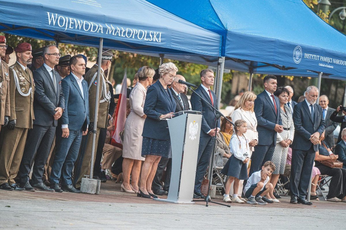 🇵🇱W Godzinie „W”, 1 sierpnia, o 17.00 Kraków oddał hołd tym, którzy 81 lat temu stanęli do walki o wolność Polski. 
————————————————

#PowstanieWarszawskie #GodzinaW #Pamiętamy #CzerwoneBerety #6BPD #WojskoPolskie