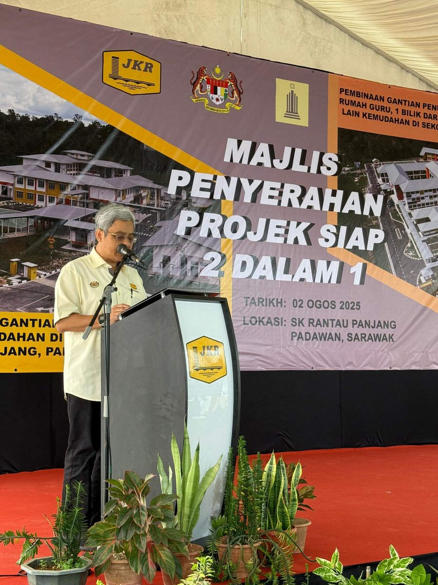 TKPKR_Infra's tweet photo. KUCHING, 02.08.2025 - Hadir di Majlis Serahan Projek Gantian BD di SK Rantau Panjang & SK Bakong — mercu tanda baharu pendidikan untuk anak-anak kita. SK Bakong siap lebih awal, bukti komitmen & kerja berpasukan. JKR terus menunaikan janji, Jasa Kepada Rakyat.
#IamJKR
#CKP
#PPK2 https://t.co/96v2RzwaZa