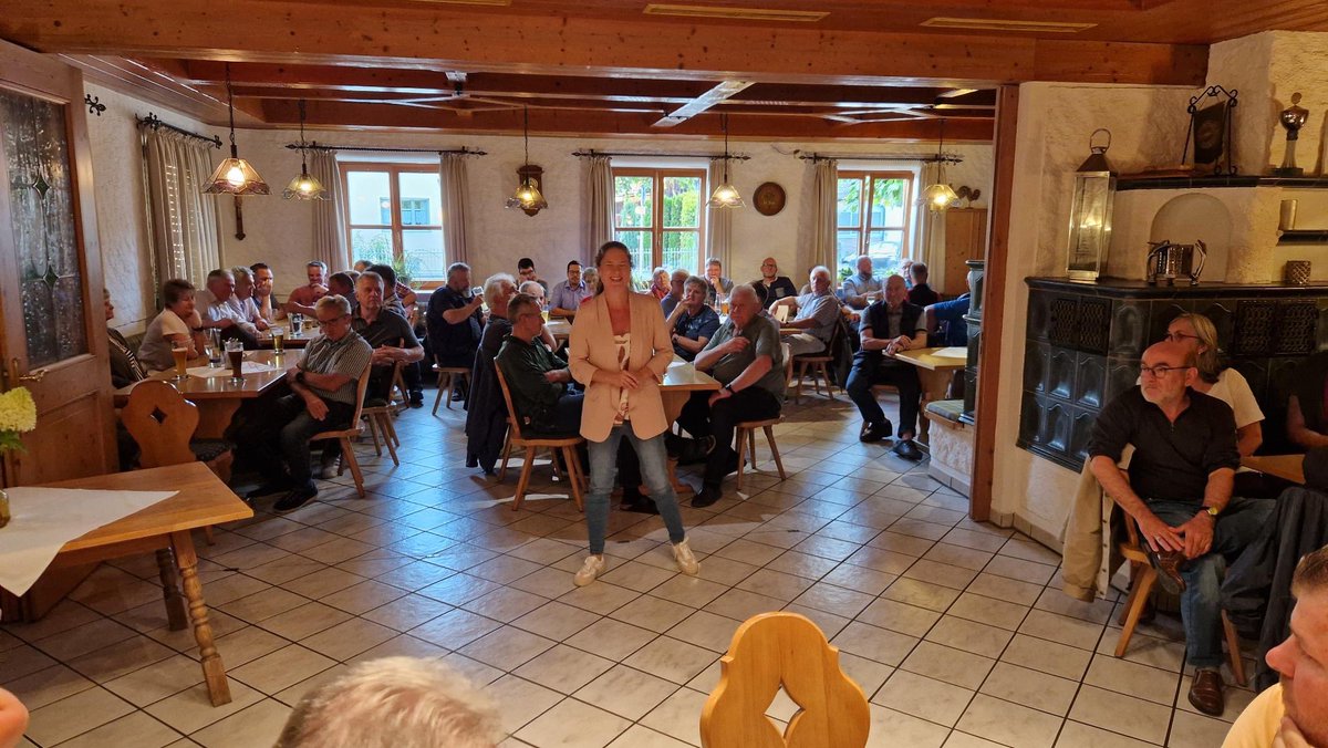 Frischer Wind für #Geiselhöring: Karina Luginger startet als Bürgermeisterkandidatin der #Freiewähler 

Beim Auftakt im Gasthaus Hagn in Sallach durfte sie sich für die #Kommunalwahl2026 vorstellen. 

Der große Zuspruch zeigt: Es braucht eine Politik, die zuhört und verbindet.