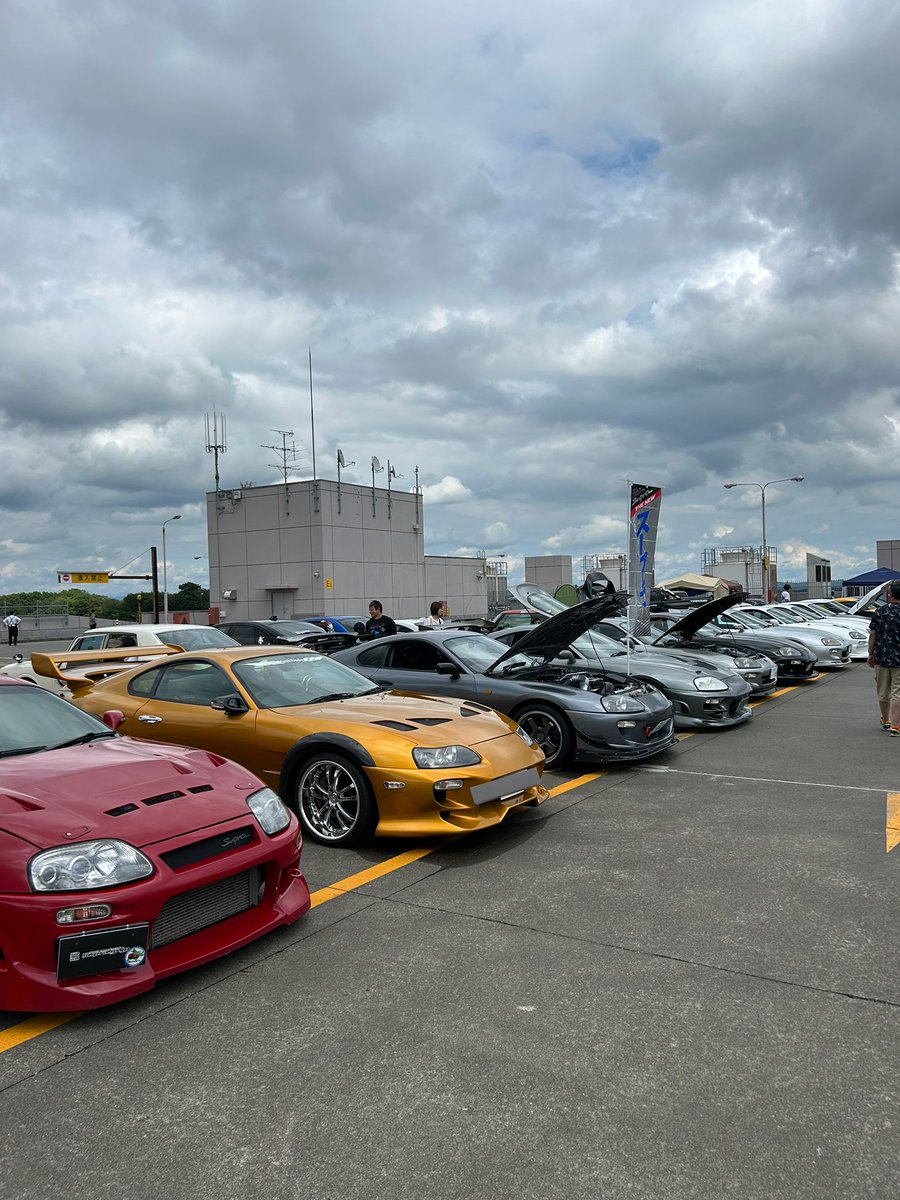 YWpgxtr3aY5UyJw's tweet photo. 北海道のカーイベントに参加！
『地域創生モーターショー』
オールジャンルのイベントで北海道の車好きが集結！
ショッピングモールの屋上で開催なので一般の買い物客も見物しにきて盛り上がりました。

画像続く↓ https://t.co/283Qtww3jN