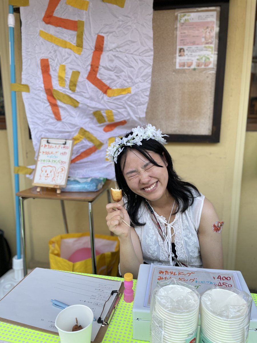 【#みたらしドッグ🐕】
まもなく販売スタート！！！

池田きくのが売り子にいます！
みたらしドッグという伝説のお菓子！
昨年2024年は200本完売した、レジェンドスイーツ！！！！！！

#劇団しようよ
#せんがわおらほ祭