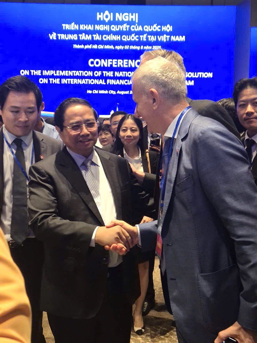 Midercole's tweet photo. Conference on the Implementation of Parliament’s Resolution of the International Financial Center in Ho Chi Minh City and Da Nang, hosted by Prime Minister Pham Minh Chinh, at the Thiskyhall Sala, Ho Chi Minh City @IchamV https://t.co/jEcpoTbuMM