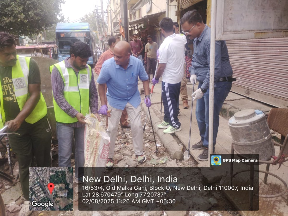 DMCentralDelhi's tweet photo. Kabir Basti, Malka Ganj, Delhi.

A major cleanliness drive was carried out today by DM Central, DC MCD (Civil Lines Zone) &amp; NYK, with enthusiastic participation from the local community.

Together, we’re making #DelhiKoKoodeSeAzadi a reality! 💪♻️
@CMODelhi https://t.co/DRsYKr0uJz