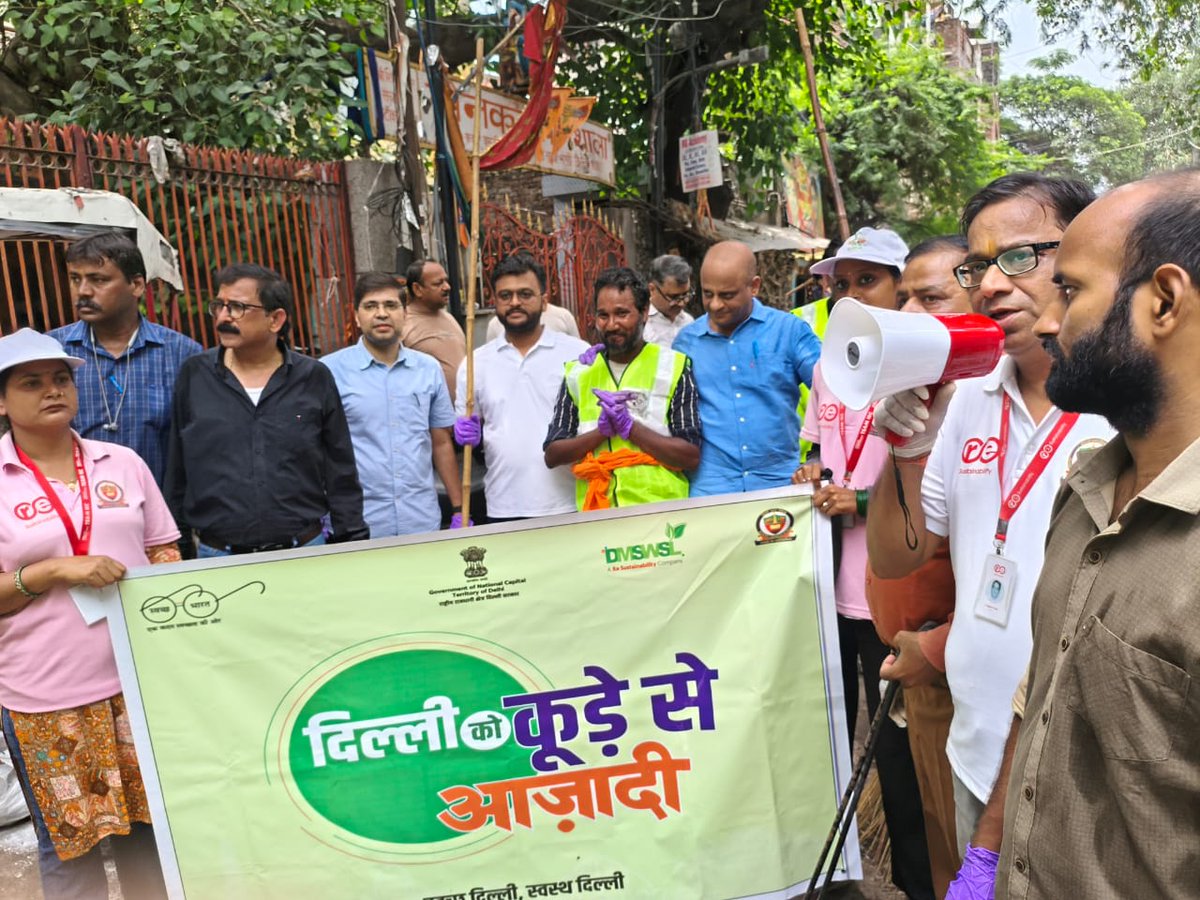 DMCentralDelhi's tweet photo. Kabir Basti, Malka Ganj, Delhi.

A major cleanliness drive was carried out today by DM Central, DC MCD (Civil Lines Zone) &amp; NYK, with enthusiastic participation from the local community.

Together, we’re making #DelhiKoKoodeSeAzadi a reality! 💪♻️
@CMODelhi https://t.co/DRsYKr0uJz