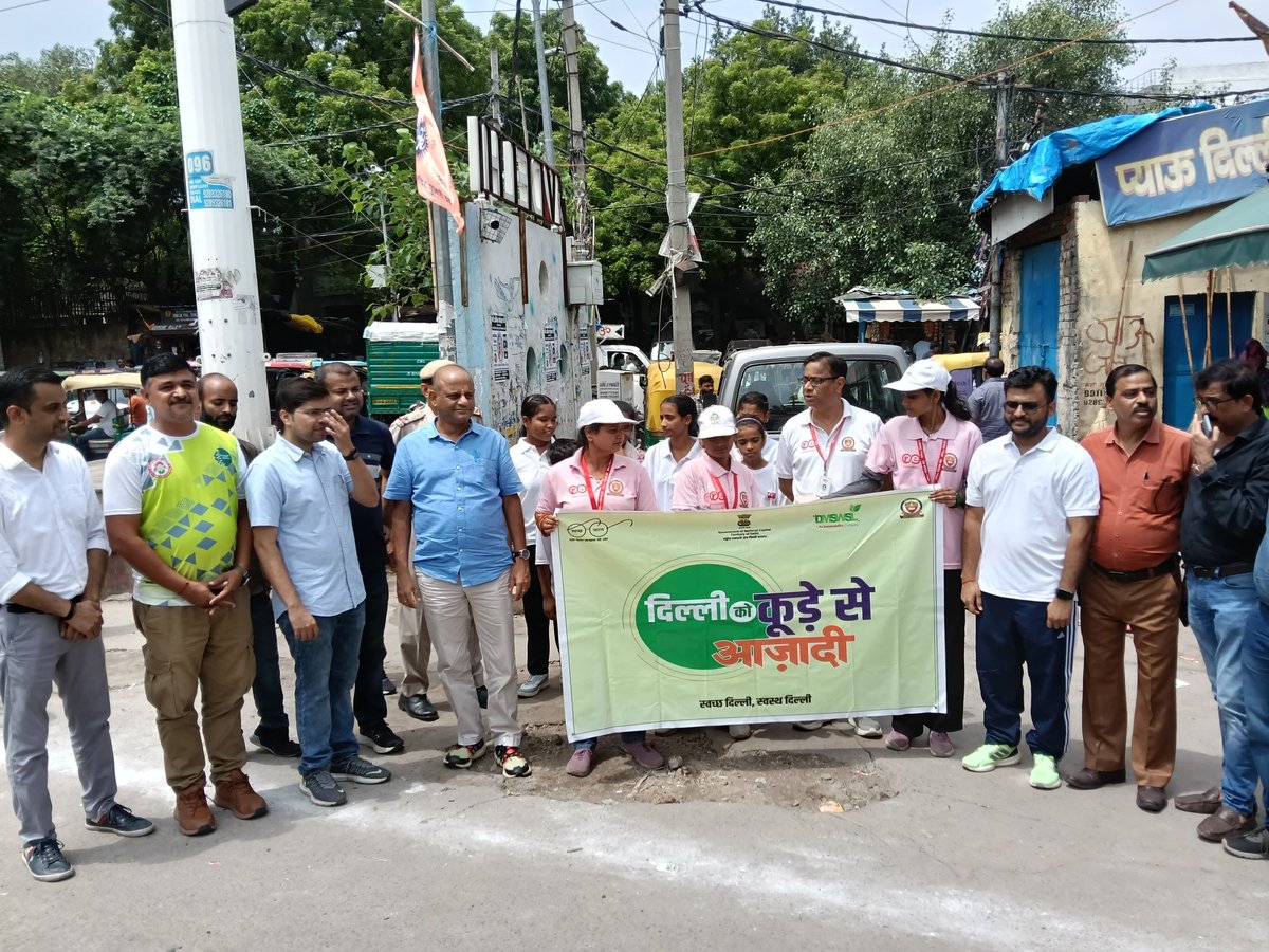 DMCentralDelhi's tweet photo. Kabir Basti, Malka Ganj, Delhi.

A major cleanliness drive was carried out today by DM Central, DC MCD (Civil Lines Zone) &amp; NYK, with enthusiastic participation from the local community.

Together, we’re making #DelhiKoKoodeSeAzadi a reality! 💪♻️
@CMODelhi https://t.co/DRsYKr0uJz