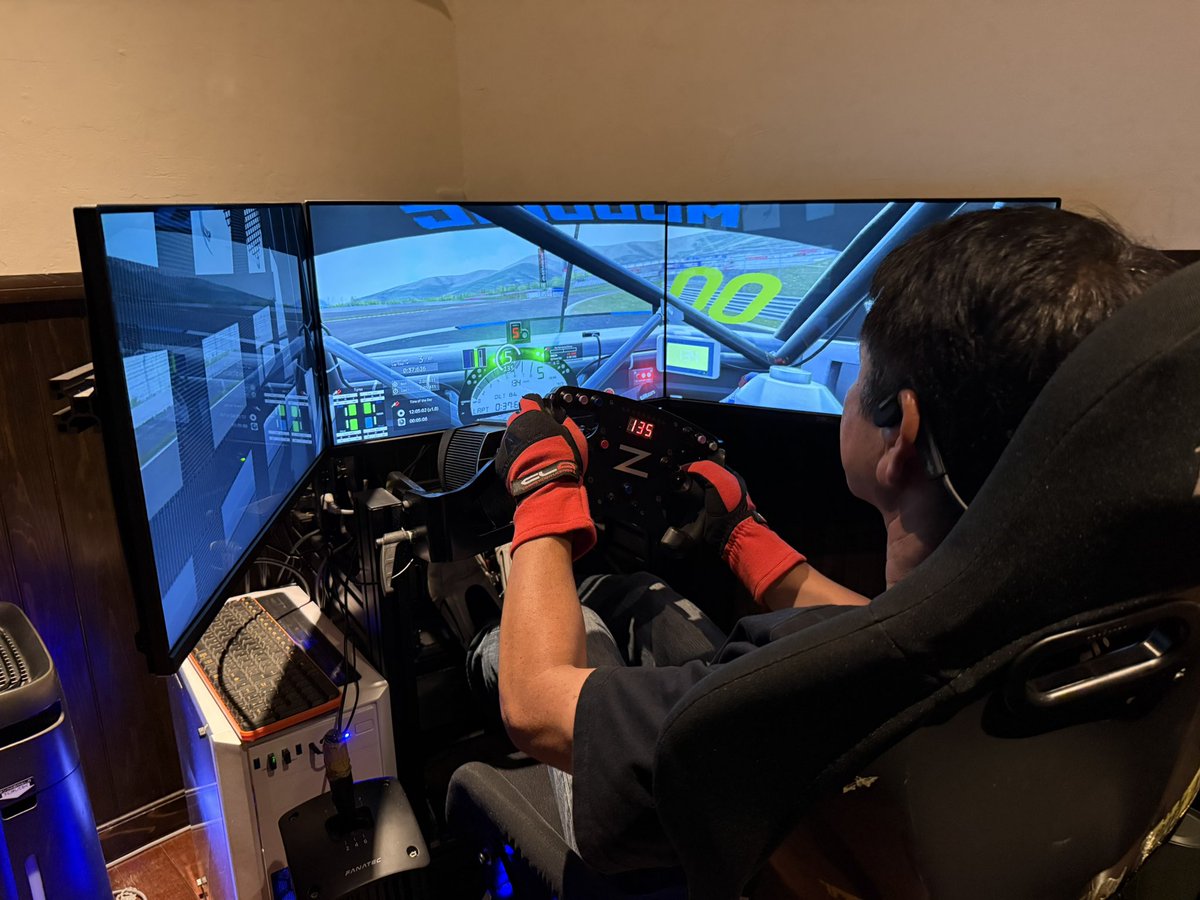 Ks_R_C's tweet photo. @ELEVRacingDream
#シュミレータ #SIM
#fuji1
8月9日Fuji1GP 準備でレッスン
ありがとうございました🥰 https://t.co/FMn3u3fIFh