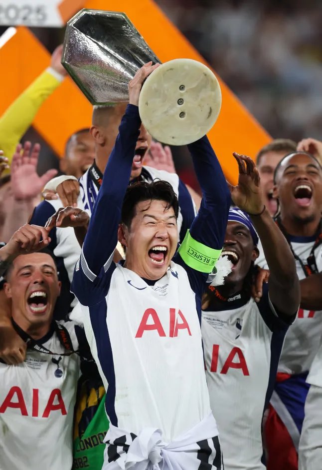 What a man 💙 What a player 💙 Leaving the club as a winner and a true Spurs legend 🏆 Good luck for the future, Sonny 👊🏻