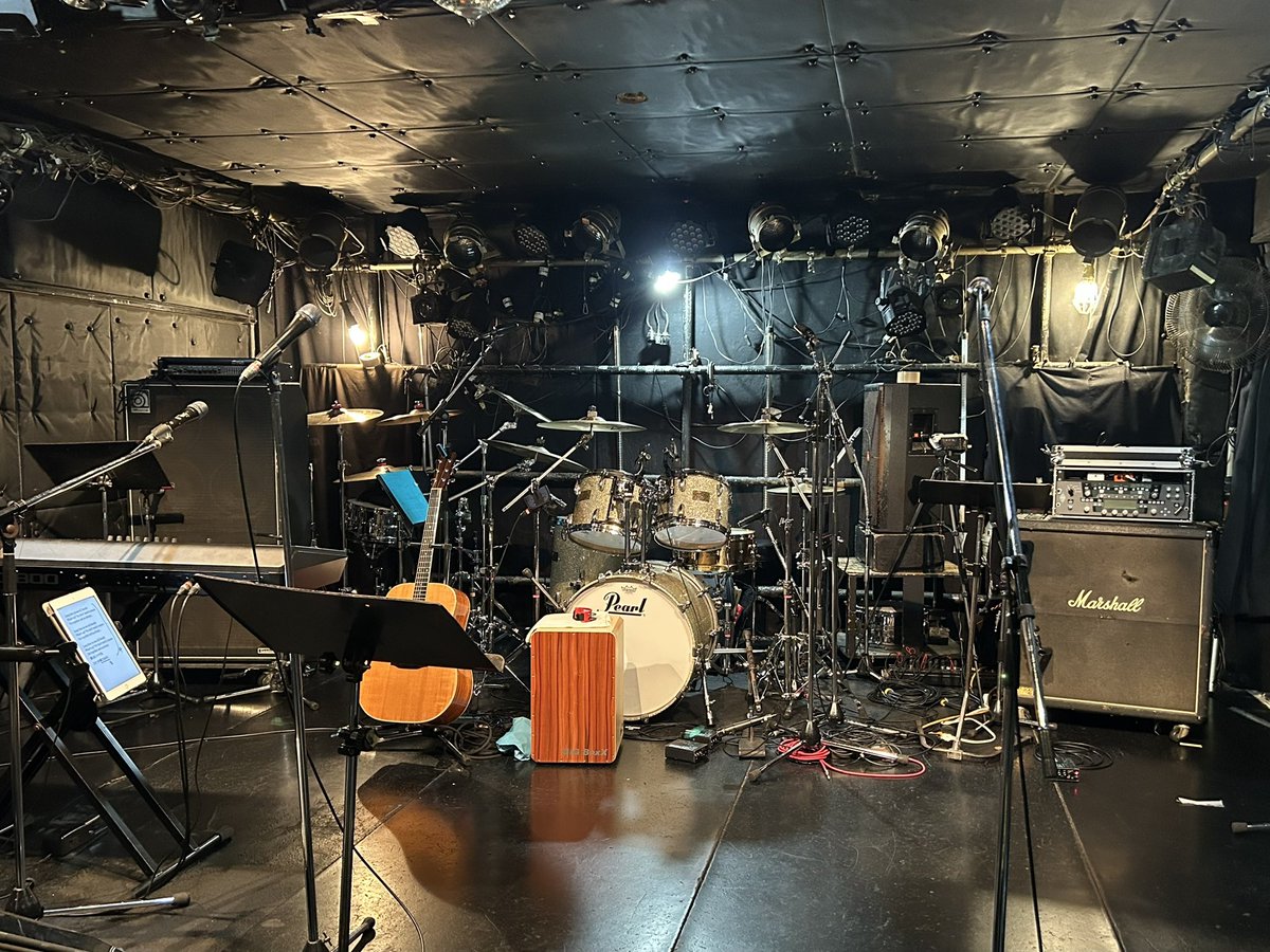 Take_Katsuya's tweet photo. リハーサルも終了しました。
まもなくオープンです。
ステージも華やか🌸🌻
#藤井重樹 #SandY #52ndFillmoreSt #SPiRiTRiAL #COUNT9 #MOONSHINE #高円寺ShowBoat https://t.co/hPGWVdlSyC