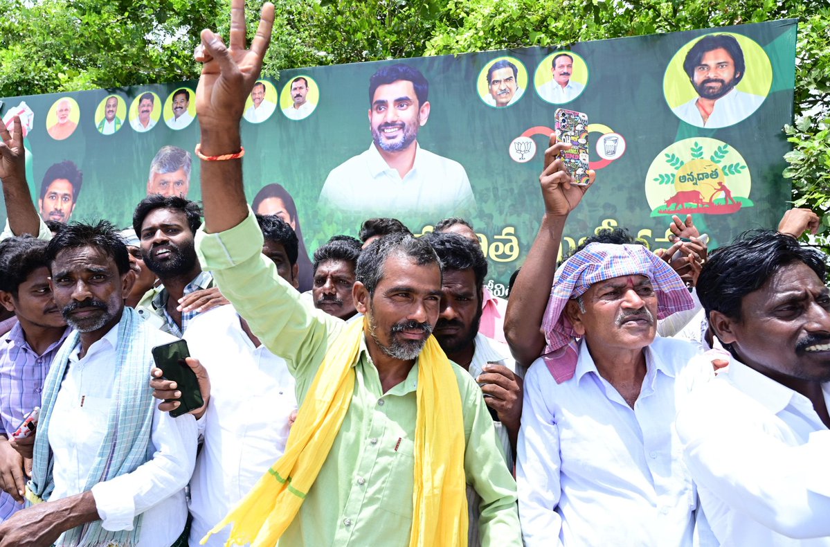 Kinjarapu Atchannaidu (@katchannaidu) on Twitter photo అన్నదాత సుఖీభవ - పీఎం కిసాన్ పథకం ప్రారంభించేందుకు దర్శి నియోజకవర్గానికి విచ్చేసిన గౌరవ ముఖ్యమంత్రి శ్రీ <a href="/ncbn/">N Chandrababu Naidu</a> గారికి హెలిప్యాడ్ వద్ద సహచర మంత్రులు, ఎమ్మెల్యేలు,ఇతర నేతలతో కలిసి ఘన స్వాగతం పలకడం జరిగింది.
అన్నదాత సుఖీభవతో ఏపీలోని 46.85 లక్షల మంది రైతులకు లబ్ది చేకూరనుంది
మొదటి అన్నదాత సుఖీభవ - పీఎం కిసాన్ పథకం ప్రారంభించేందుకు దర్శి నియోజకవర్గానికి విచ్చేసిన గౌరవ ముఖ్యమంత్రి శ్రీ <a href="/ncbn/">N Chandrababu Naidu</a> గారికి హెలిప్యాడ్ వద్ద సహచర మంత్రులు, ఎమ్మెల్యేలు,ఇతర నేతలతో కలిసి ఘన స్వాగతం పలకడం జరిగింది.
అన్నదాత సుఖీభవతో ఏపీలోని 46.85 లక్షల మంది రైతులకు లబ్ది చేకూరనుంది
మొదటి