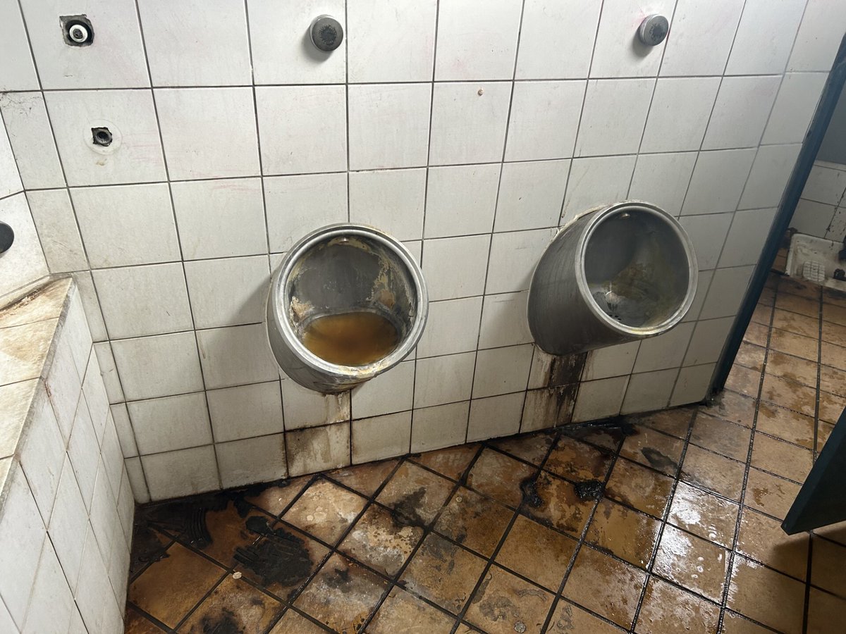 icilorraine57's tweet image. &quot;En 73 ans, je n&apos;ai jamais vu ça&quot; : les vacanciers à l&apos;épreuve des &quot;toilettes de l&apos;enfer&quot; sur l&apos;A31 près de #Thionville en #Moselle
➡️ l.ici.fr/aS6