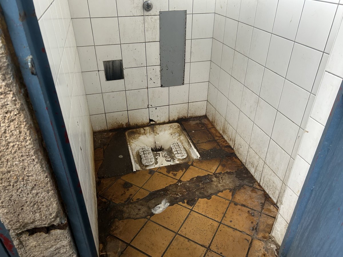 icilorraine57's tweet image. &quot;En 73 ans, je n&apos;ai jamais vu ça&quot; : les vacanciers à l&apos;épreuve des &quot;toilettes de l&apos;enfer&quot; sur l&apos;A31 près de #Thionville en #Moselle
➡️ l.ici.fr/aS6