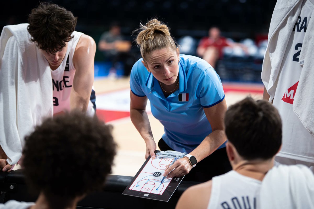 ♀️ La grande interview avec Élise Prodhomme, première femme coach d'une EDF masculine ! (U18)

🗣️ « Je veux montrer que c’est possible. Par contre c’est un milieu d’hommes et il faut le savoir. Il faut redoubler d’efforts et accepter certaines choses »

🗞️ bebasket.fr/itw-elise-prod…