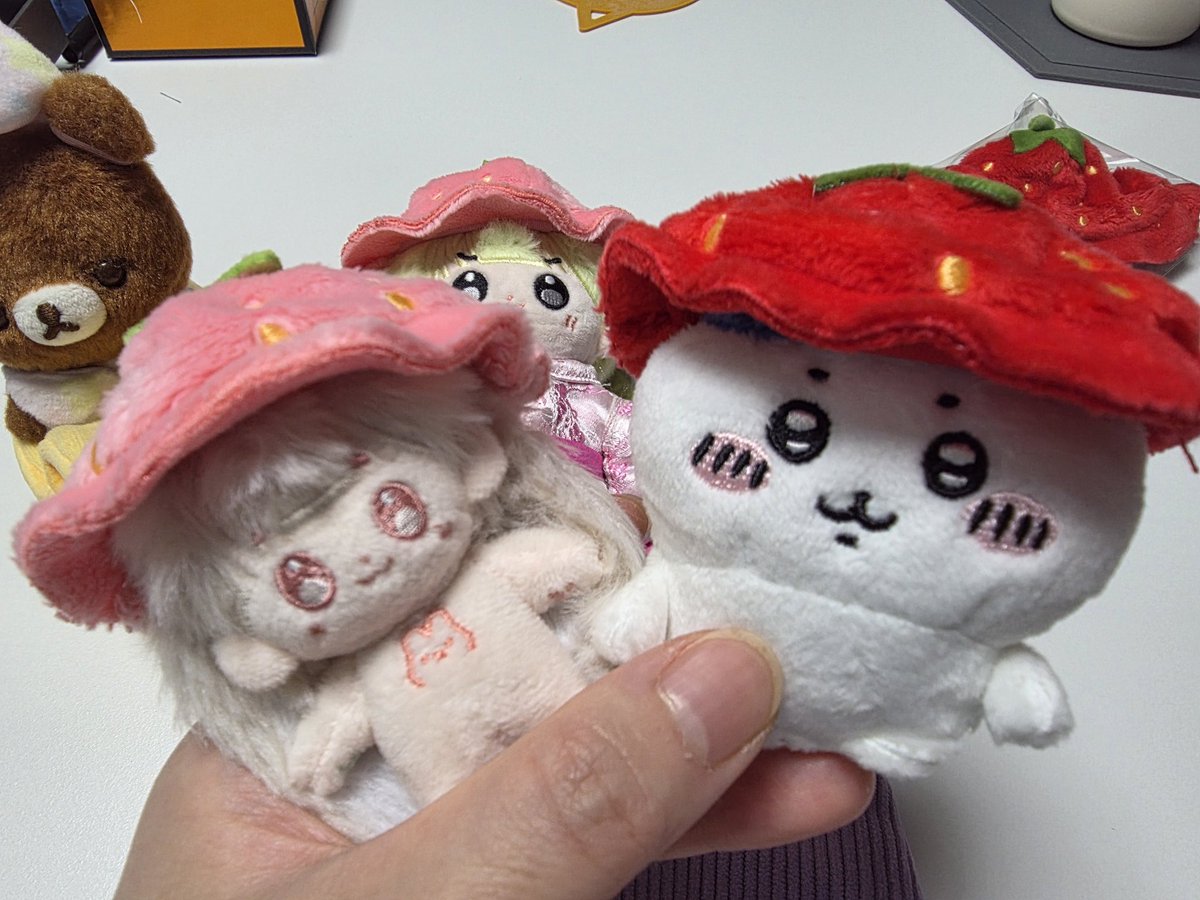 5cm용은 심사숙고해서 구매해야겠..🥺
고양이 귀모양이라고 샀는데..
워낙작아서 재봉 이슈겠지만..
일자..가됨..또 사이즈맞는아이가 거의없다ㅠ
그나마 딸기모자는..얹는형식이라서
벗겨질꺼같아 불안하지만 귀엽..
젤만족스러운건 바나나.. 차라리 바나나를
더살껄 후회중🤣