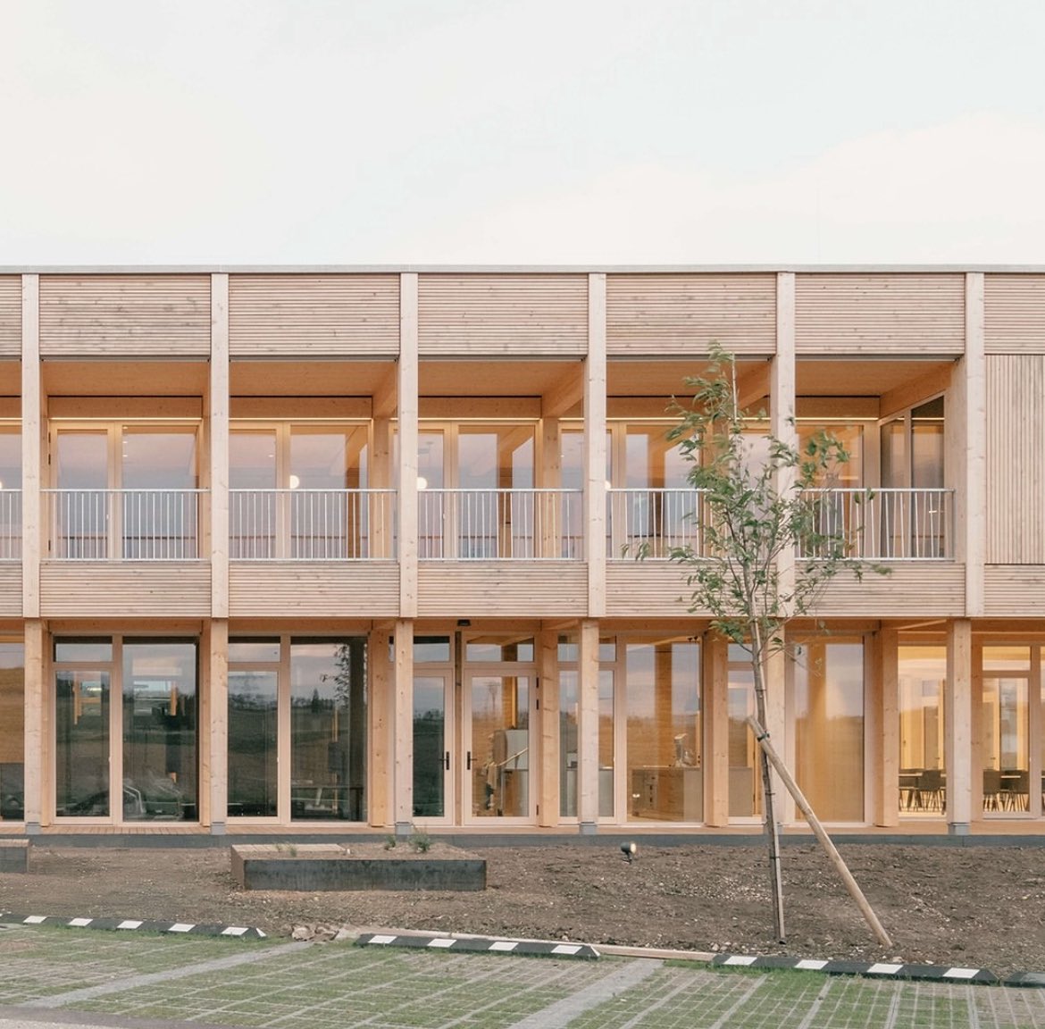 SustainableTall's tweet photo. New HQ for a renewable energy company in Austria

Timber frame and rammed earth walls

By Juri Troy Architects https://t.co/F7hKUV1Lww