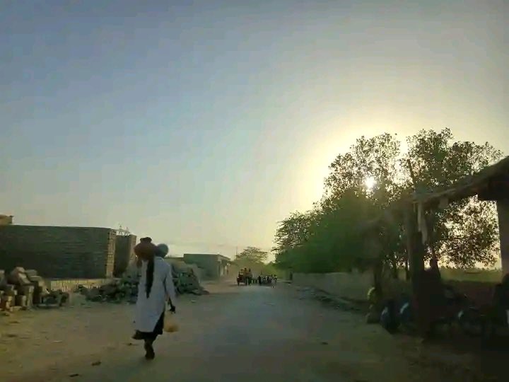 Samimemon07's tweet photo. As the sun sets, a father walks home carrying a mud pot of water. In villages, water is not just a need, it’s a daily struggle. Let’s value every drop.🥀 https://t.co/LrVnOSP2VD