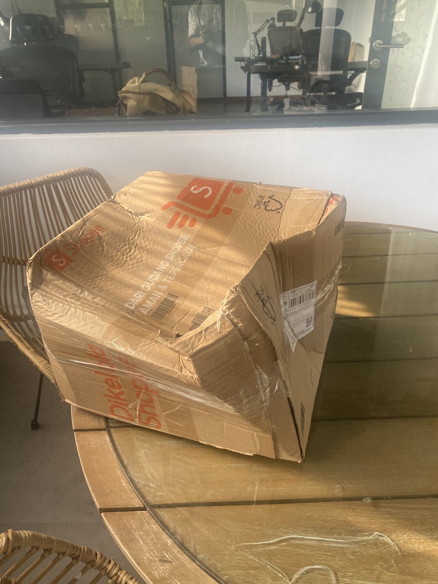 A very typical Indonesian delivery. 🙄 #balilife <a href="/tyinlife/">Tyinlife</a>