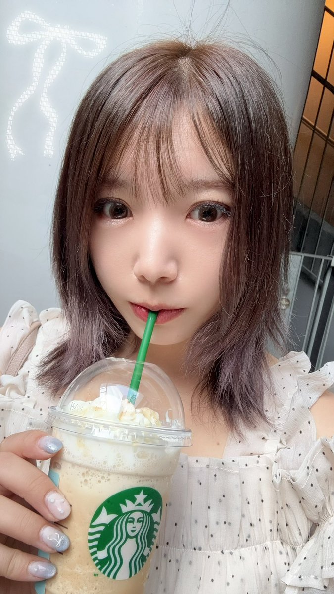 meari0201's tweet photo. いつもはラテ好きで飲んでるけど暑すぎるからフラペチーノにした！ちょうどいいね💞🥵

台風の影響なのか風がすごい🌪️ https://t.co/Tymnr1PjO8