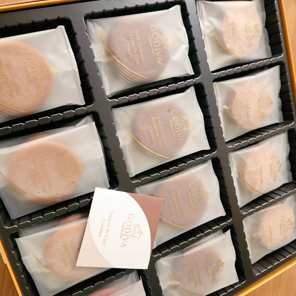 休日出勤の差し入れです！
仕事しに来てるのかおやつを食べに来てるのか…
この時期、クッキーも冷やした方が美味しいですね！