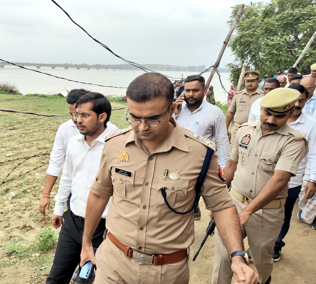 dmchandauli's tweet photo. गंगा नदी के जलस्तर में लगातार वृद्धि के दृष्टिगत पुलिस अधीक्षक के साथ हसनपुर, तिरगांवा सहित तटवर्तीय इलाकों एवं बाढ़ चौकियों पर सुविधाओं की उपलब्धता का स्थलीय भ्रमण कर जायजा लिया गया। ग्रामीणों को सुरक्षित स्थानों पर पहुंचाने का निर्देश सम्बन्धित अधिकारी को दिया गया। @UPGovt https://t.co/MLGhQctDVT