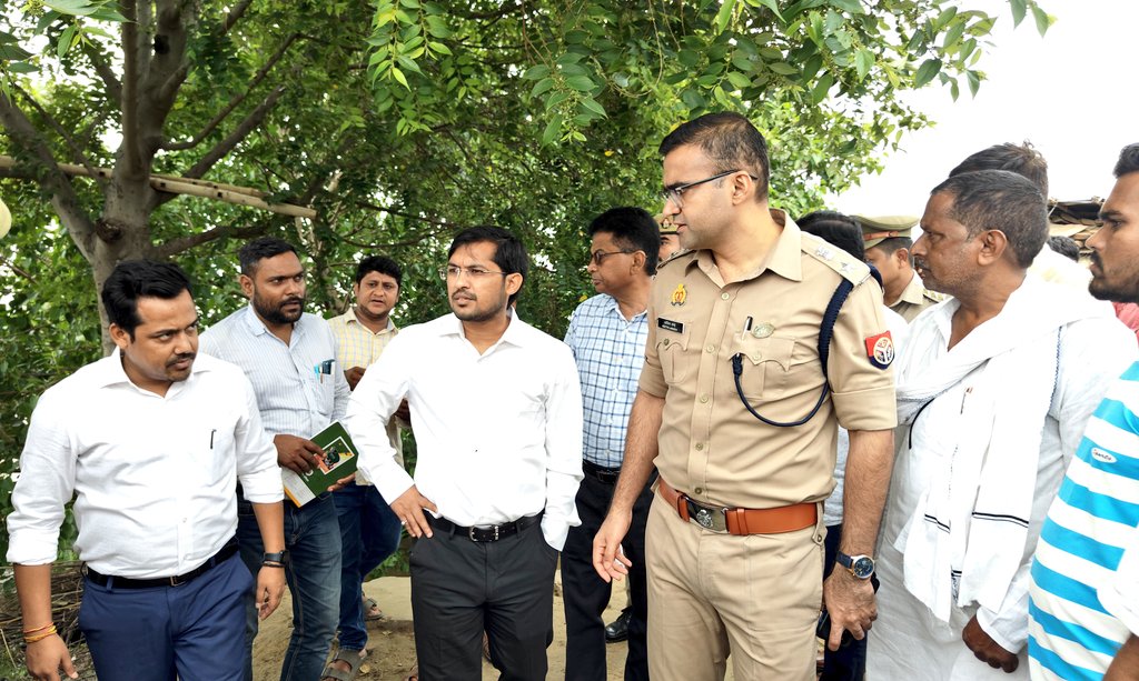 dmchandauli's tweet photo. गंगा नदी के जलस्तर में लगातार वृद्धि के दृष्टिगत पुलिस अधीक्षक के साथ हसनपुर, तिरगांवा सहित तटवर्तीय इलाकों एवं बाढ़ चौकियों पर सुविधाओं की उपलब्धता का स्थलीय भ्रमण कर जायजा लिया गया। ग्रामीणों को सुरक्षित स्थानों पर पहुंचाने का निर्देश सम्बन्धित अधिकारी को दिया गया। @UPGovt https://t.co/MLGhQctDVT