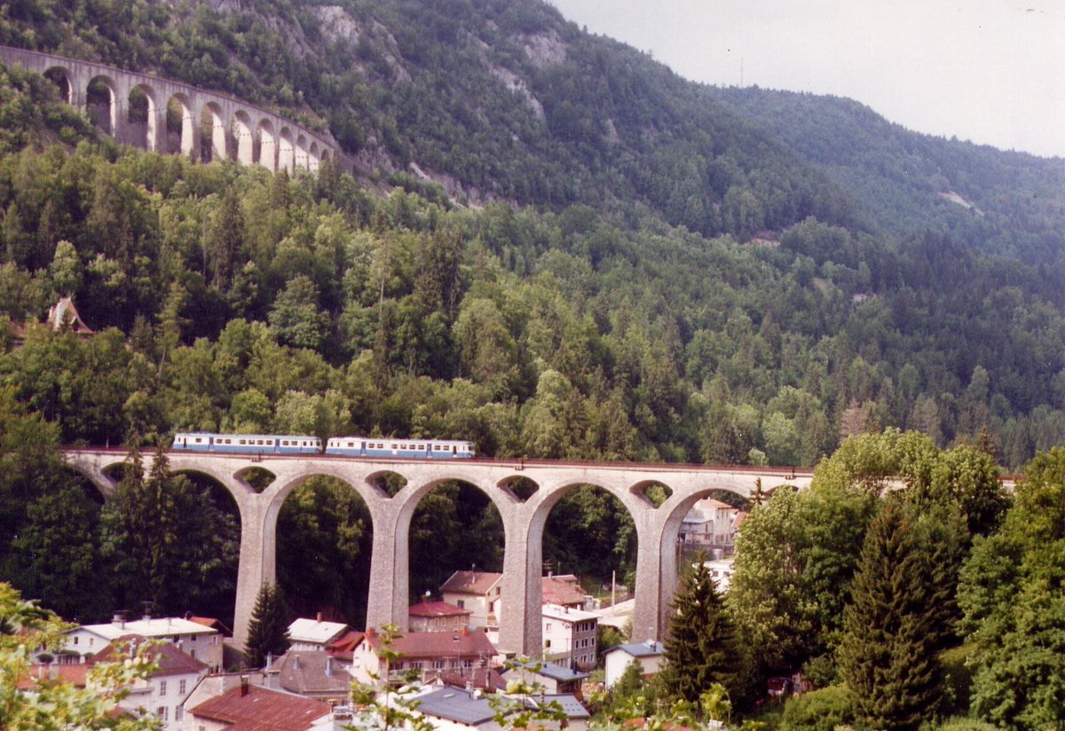 CheminsdeFerTC's tweet photo. Très probablement en circulation régulière en 07-96, ces =>#X2800 sur le =>#viaducdeMorez relie =>#Morez (39) à Saint-Claude par la =>#lignedesHirondelles après être descendus de Morbier en empruntant le vertigineux =>#viaducdesCrottes.
📷Roloff, source : https://t.co/eny1AzMmmw https://t.co/DVgJLjtD63