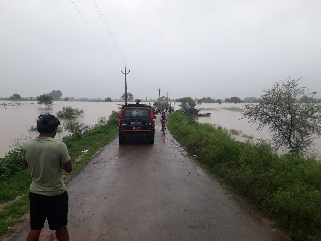 news21national's tweet photo. #Prayagraj : यमुना नदी का बढ़ता जलस्तर ले रहा भयानक रूप
#BreakingNews #NewsUpdates #LatestNews #News21National #SDMInspection #EmergencyResponse @DM_PRAYAGRAJ https://t.co/WhSmVAo1fv
