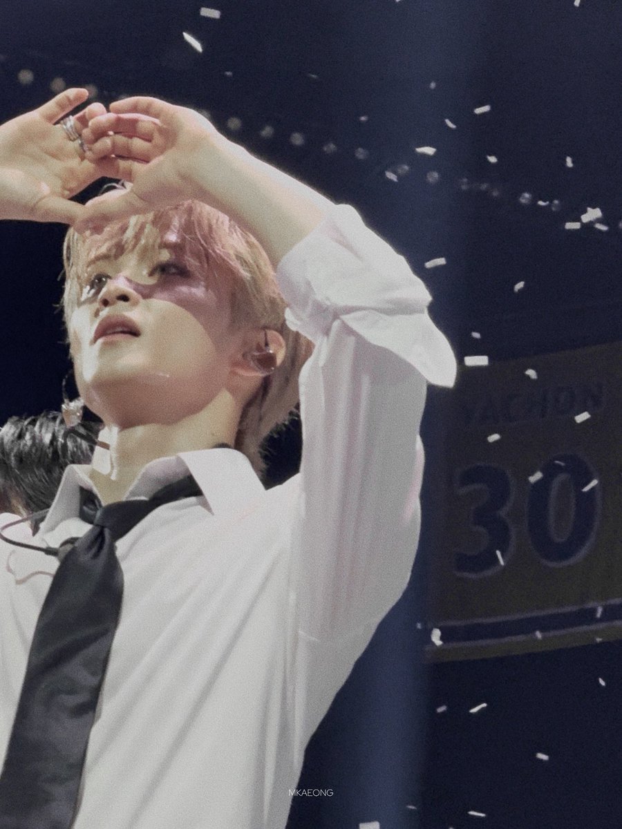 sskngntuk's tweet image. first day he turned 26 and he getting hotter