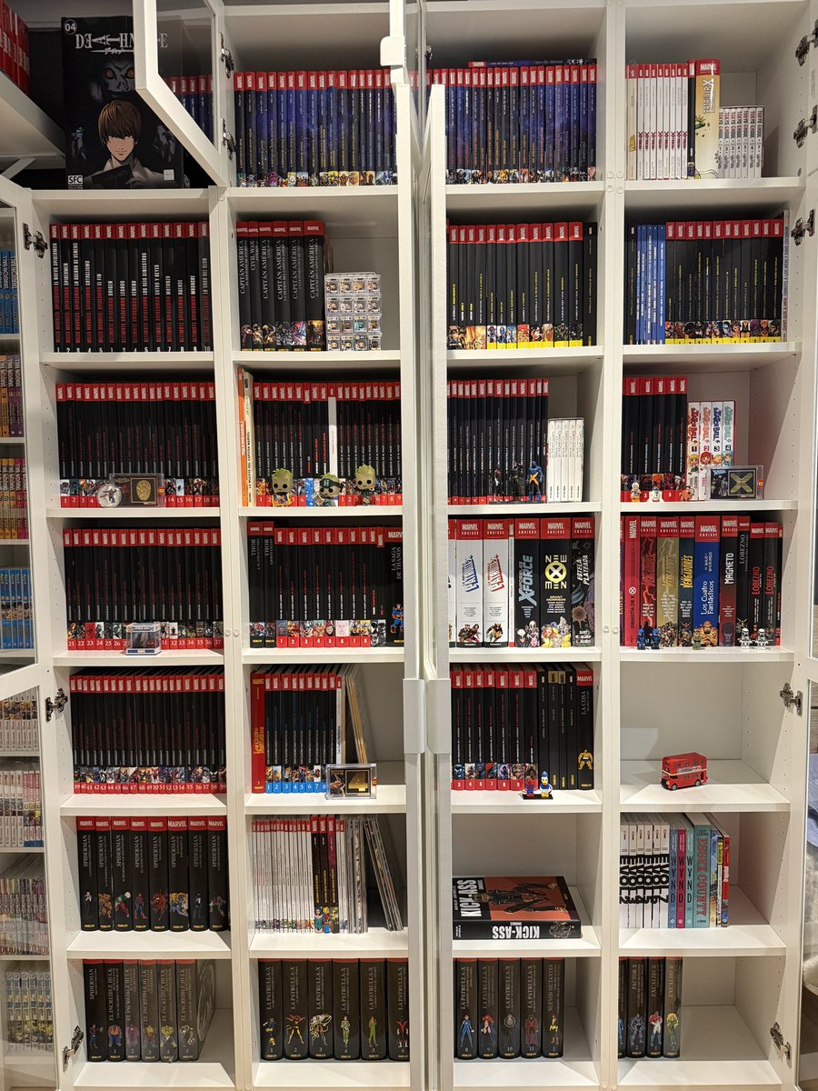 okiser1984's tweet photo. Así queda de momento la estantería de tomos de Marvel. No está como yo querría pero poco a poco iré llegando al estado deseado. Ordenar es muy duro 😂😂
#comiteca #comic #marvel https://t.co/rncYrM5aII