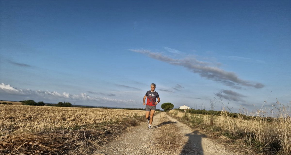 orizzonte storto, ombra in campo, che dite, lo licenzio?... buon sabato e buon weekend #runlovers