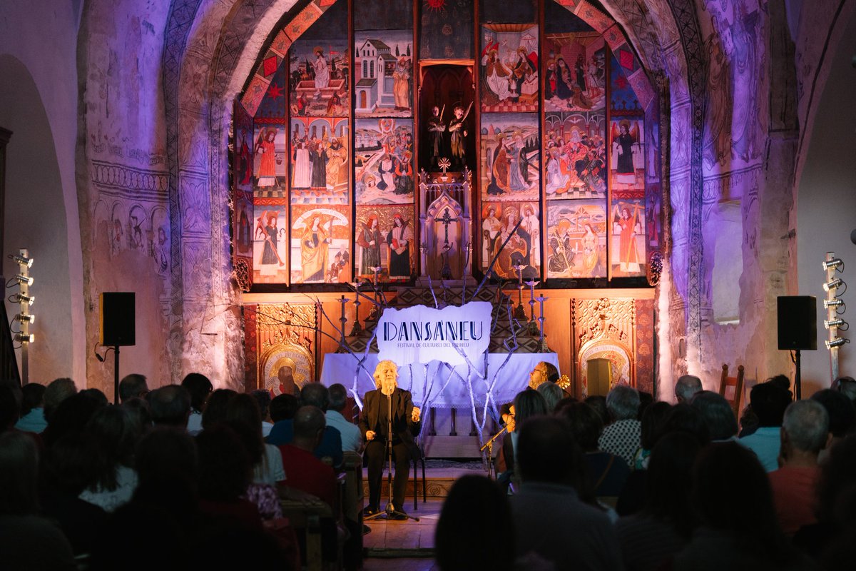 👏🏼 Ens vam emocionar amb la cantaora Mayte Martín i el guitarrista Jose Gálvez. A la petita església dels sants Just i Pastor, gairebé en intimitat, és on vam escoltar el 'cante arcaico' que tant li agrada a l'artista. Un vespre únic d'autèntic flamenc.

📸 @rutssole

#Dansàneu25