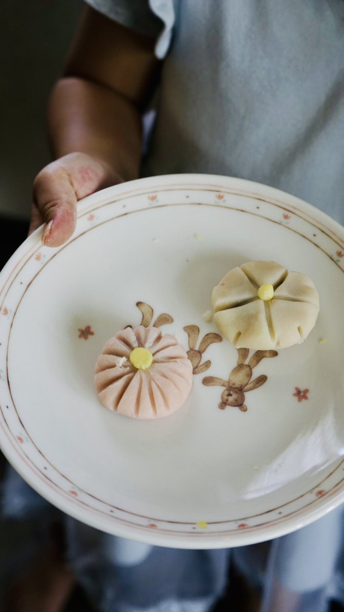 GenkiniS's tweet photo. キャンペーンで当選した練り切りセット🌸
実は、普段あんこが苦手で食べないちびえみ。味見する？って一口食べたら「おいしい！」と、完成した後、弟と2人で仲良く食べてた☺️
ありがとうございました！

#たべほん #わがしあーと #食育 #知育 #さわってつくってたべる絵本 #和菓子ねんど #たべるねんど https://t.co/2YSKBTlor7